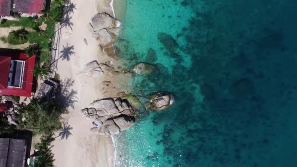 Vuelo por encima de la hermosa playa en Tailandia, Veta aérea sobre roca volcánica. Agua clara día soleado. — Vídeo de stock