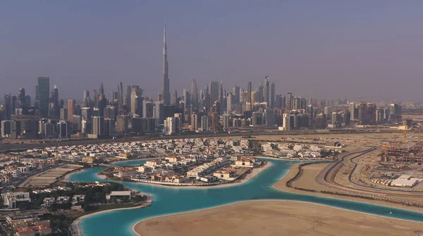 AERIAL. Vista superior do Dubai centro da cidade com moradias de luxo. — Fotografia de Stock