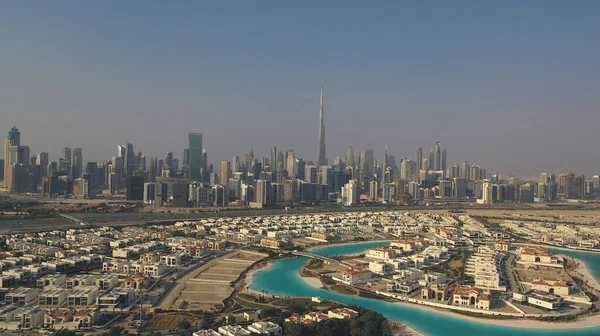 AERIAL. Вид на центр Дубая с роскошными виллами. — стоковое фото