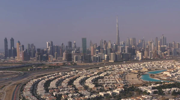 AERIAL. Вид на центр Дубая с роскошными виллами. — стоковое фото