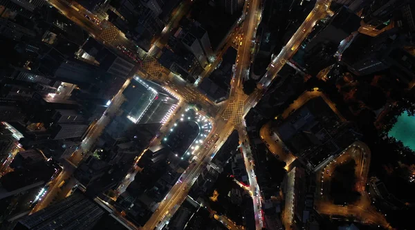 AERIAL. Ovanifrån av Hong Kong stad på natten. — Stockfoto