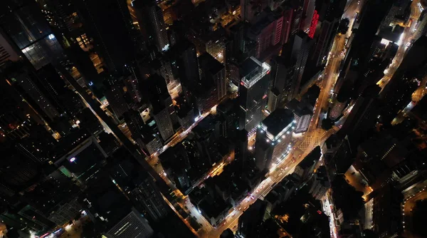 Luchtvaartmaatschappij. Top uitzicht op Hong Kong stad 's nachts tijd. — Stockfoto