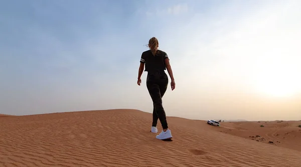 Πεζοπόρος περπατά στην έρημο — Φωτογραφία Αρχείου