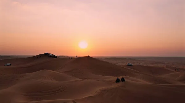 AERIAL. Vista superior de la puesta de sol sobre las dunas del desierto de Liwa en Abu Dhabi — Foto de Stock