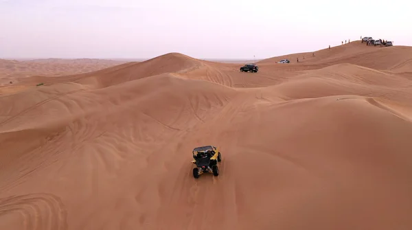 AERIAL. ATV путешествует по песчаной пустыне. — стоковое фото