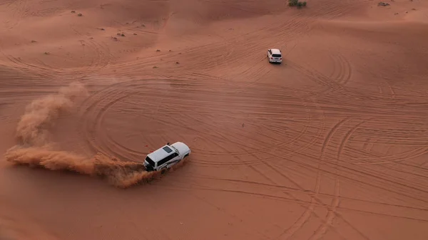 AERIAL. Columna de coches blancos que viajan en el desierto de arena. — Foto de Stock