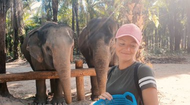 Kadın, fili tropik bölgelerde besler..