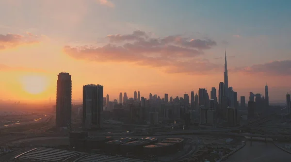 AERIAL. Vista superior del centro de Dubái al atardecer, Emiratos Árabes Unidos. — Foto de Stock