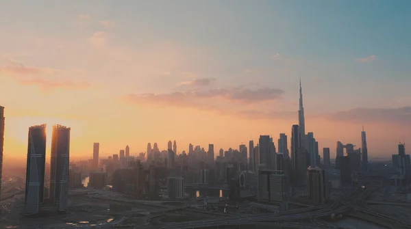 AEREALE. Vista dall'alto del centro di Dubai al tramonto, Emirati Arabi Uniti. — Foto Stock