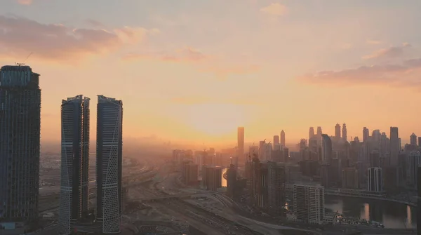 AERIAL. Vista superior del centro de Dubái al atardecer, Emiratos Árabes Unidos. — Foto de Stock