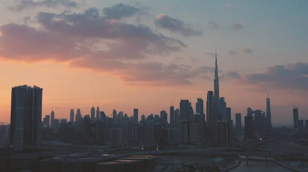 AERIAL. Vista superior del centro de Dubái al atardecer, Emiratos Árabes Unidos. — Foto de Stock