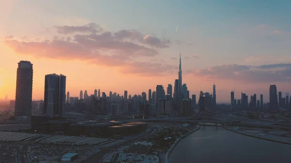 AERIAL. Vista superior del centro de Dubái al atardecer, Emiratos Árabes Unidos. — Foto de Stock