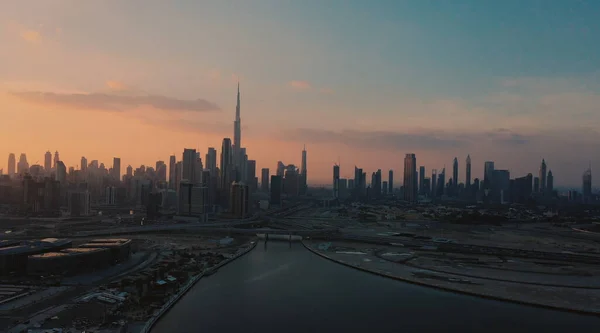 AERIALNE. Top view of downtown Dubai at beautiful sunset, Zjednoczone Emiraty Arabskie. — Zdjęcie stockowe