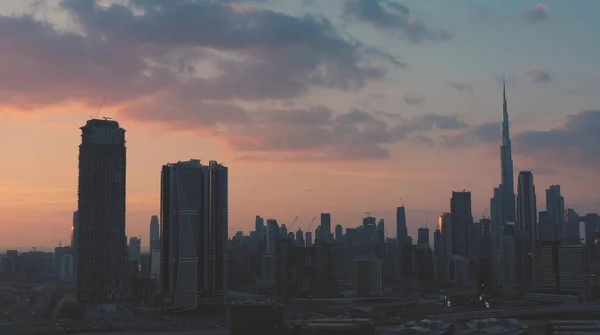 AERIAL. Vista superior del centro de Dubái al atardecer, Emiratos Árabes Unidos. — Foto de Stock