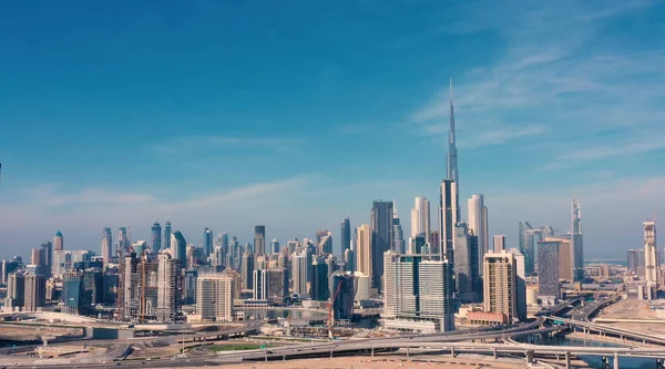 AERIAL. Drone video de la ciudad de Dubai durante el día. Moderno concepto de ciudad vith transporte y río. — Foto de Stock