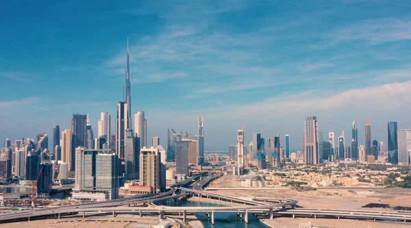 AERIAL. Drone video de la ciudad de Dubai durante el día. Moderno concepto de ciudad vith transporte y río. — Foto de Stock