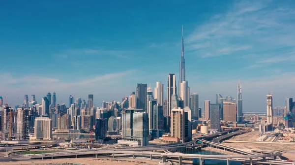 AÉRIAL. Vidéo par drone de la ville de Dubaï le jour. Concept de ville moderne avec transport et rivière. — Photo
