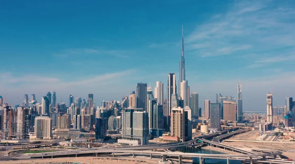 AERIAL. Drone video de la ciudad de Dubai durante el día. Moderno concepto de ciudad vith transporte y río. — Foto de Stock