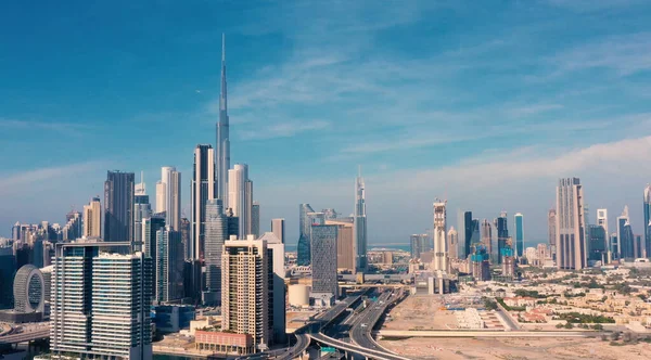 AEREALE. Drone video della città di Dubai durante il giorno. Moderno concetto di città trasporti e fiume. — Foto Stock