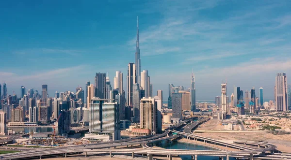 AERIAL. Drone video de la ciudad de Dubai durante el día. Moderno concepto de ciudad vith transporte y río. — Foto de Stock