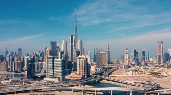 AÉRIAL. Vidéo par drone de la ville de Dubaï le jour. Concept de ville moderne avec transport et rivière. — Photo