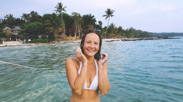 Mujer feliz sonriendo y divirtiéndose en la playa. Retrato de verano de la joven chica hermosa — Foto de Stock