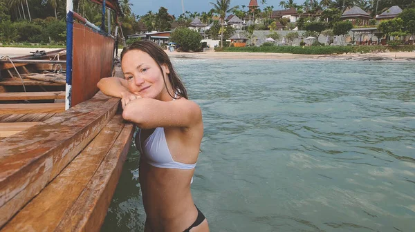 Mujer feliz sonriendo y divirtiéndose en la playa. Retrato de verano de la joven chica hermosa — Foto de Stock