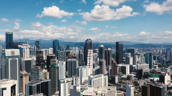 AERIAL. Ovanifrån av Center modern stad. Kuala Lumpur skyline video. — Stockfoto