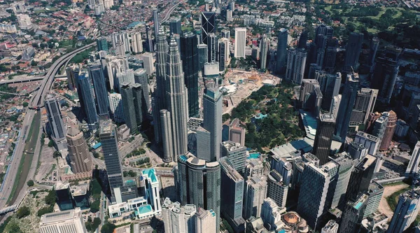AERIAL. Ovanifrån av Center modern stad. Kuala Lumpur skyline video. — Stockfoto