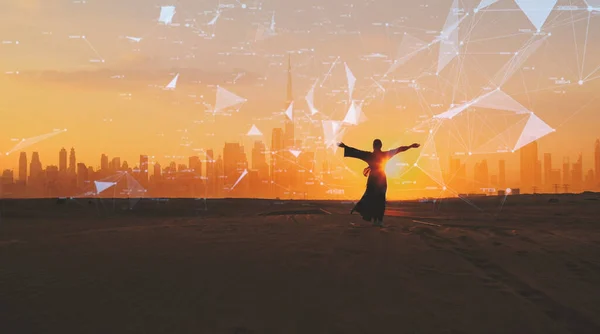 Žena při západu slunce zvedla paže na pozadí Dubaje. Město připojeno k 5G technologii — Stock fotografie