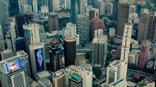Воздушный. Вид на город с кварцеванием на городском дисплее. — стоковое фото