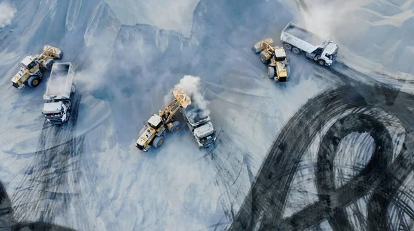 AERİAL. Büyük kariyer manzarası ve kazıcılar kamyona kum döküyor. İnşaat alanının üst manzarasında.. 