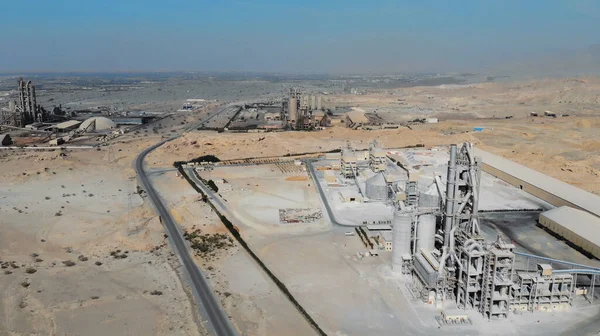AERIAL. Draufsicht auf die Industrieproduktion in den VAE. Riesige Zementfabrik in der Wüste. — Stockfoto