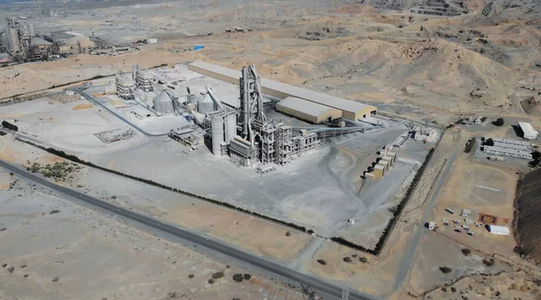 AERİAL. BAE 'deki en iyi sanayi fabrikası manzarası. Çölde büyük bir çimento fabrikası.