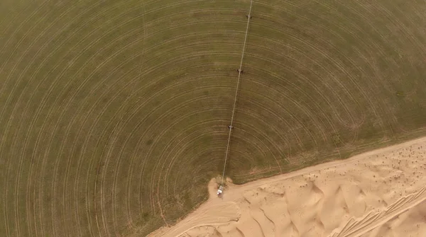 Luchtvaartmaatschappij. Circulaire groene irrigatiepleisters voor de landbouw in de woestijn. Dubai, Verenigde Arabische Emiraten. — Stockfoto