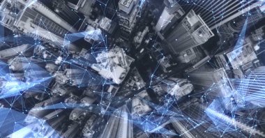 Havadan. Binaların etrafında hareket eden bir kamera. Kablosuz iletişim ağı kavramı. Bazı şeylerin interneti. ICTInformation İletişim Teknolojisi.