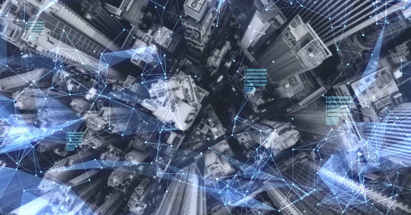 Havadan. Binaların etrafında hareket eden bir kamera. Kablosuz iletişim ağı kavramı. Bazı şeylerin interneti. ICTInformation İletişim Teknolojisi.