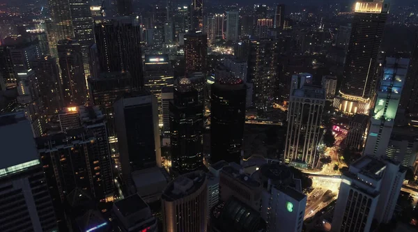 Kuala Lumpurs digitala anslutningsledningar. Finansdistrikt och kontorshotell i smarta städer i Asien. Skyskrapa och höghus på natten. — Stockfoto