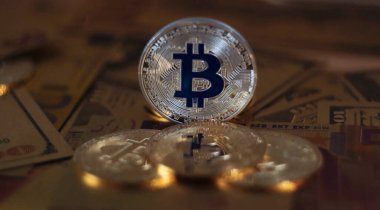 Kamera arka planda bitcoin paraları, altın para ve avro etrafında hareket ediyor.