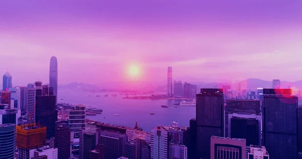 Luftaufnahme der Wolkenkratzer der Stadt Kuala Lumpur im Stil der 80er Jahre, Neonfarben. Weitschuss — Stockfoto