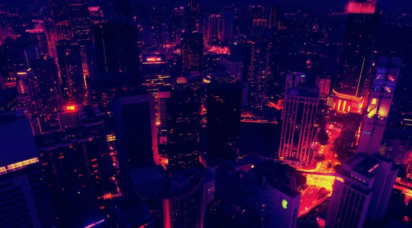 Luchtfoto van de wolkenkrabbers van de stad Kuala Lumpur in de stijl van de jaren 80, neon kleuren. Breed schot — Stockfoto