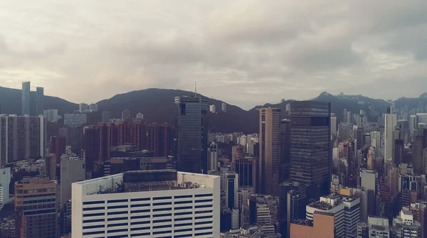 Luchtvaartmaatschappij. Top uitzicht op Hong kong stad. — Stockfoto
