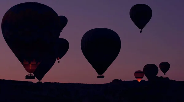 Escena de paseo en globo aerostático al atardecer. Globo de aire caliente cesta puesta del sol silueta. —  Fotos de Stock