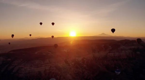 Ηλιόλουστη σκηνή με αερόστατο. Μπαλόνι θερμού αέρα καλάθι ηλιοβασίλεμα σιλουέτα. — Φωτογραφία Αρχείου