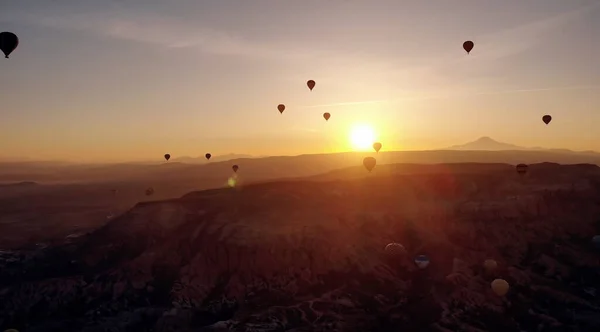 Sunset scena jazdy balonem na gorące powietrze. Balonowy kosz na gorące powietrze sylwetka zachody słońca. — Zdjęcie stockowe