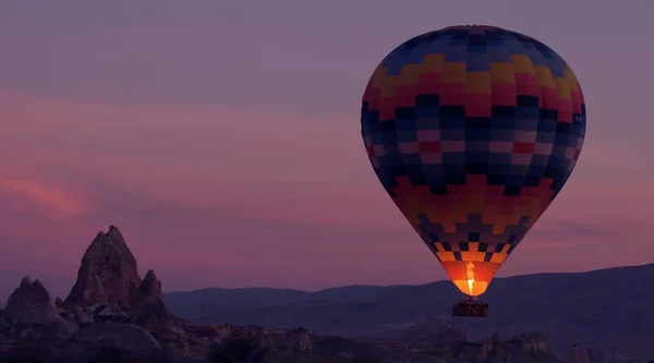 Ηλιόλουστη σκηνή με αερόστατο. Μπαλόνι θερμού αέρα καλάθι ηλιοβασίλεμα σιλουέτα. — Φωτογραφία Αρχείου