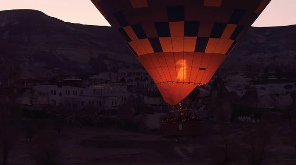 Pôr do sol cena passeio de balão de ar quente. Balão de ar quente cesta silhueta pôr do sol. — Fotografia de Stock