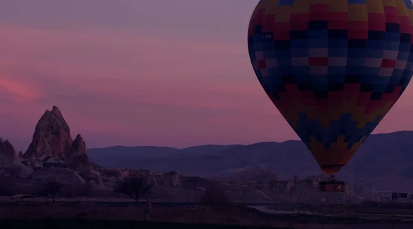 Sunset scena jazdy balonem na gorące powietrze. Balonowy kosz na gorące powietrze sylwetka zachody słońca. — Zdjęcie stockowe