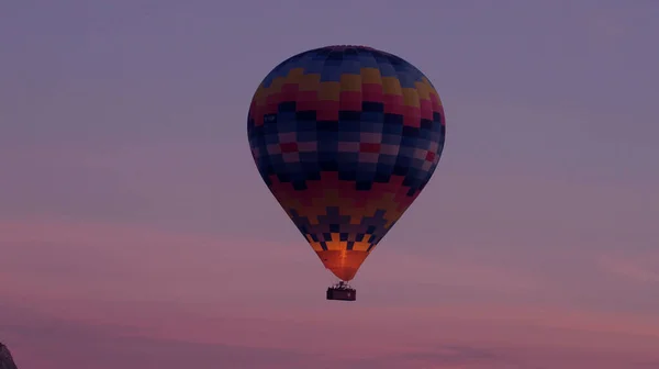 Solnedgång varmluftsballong rida scenen. Varm luft ballong korg solnedgång silhuett. — Stockfoto