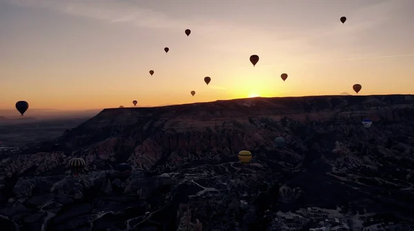 Pôr do sol cena passeio de balão de ar quente. Balão de ar quente cesta silhueta pôr do sol. — Fotografia de Stock